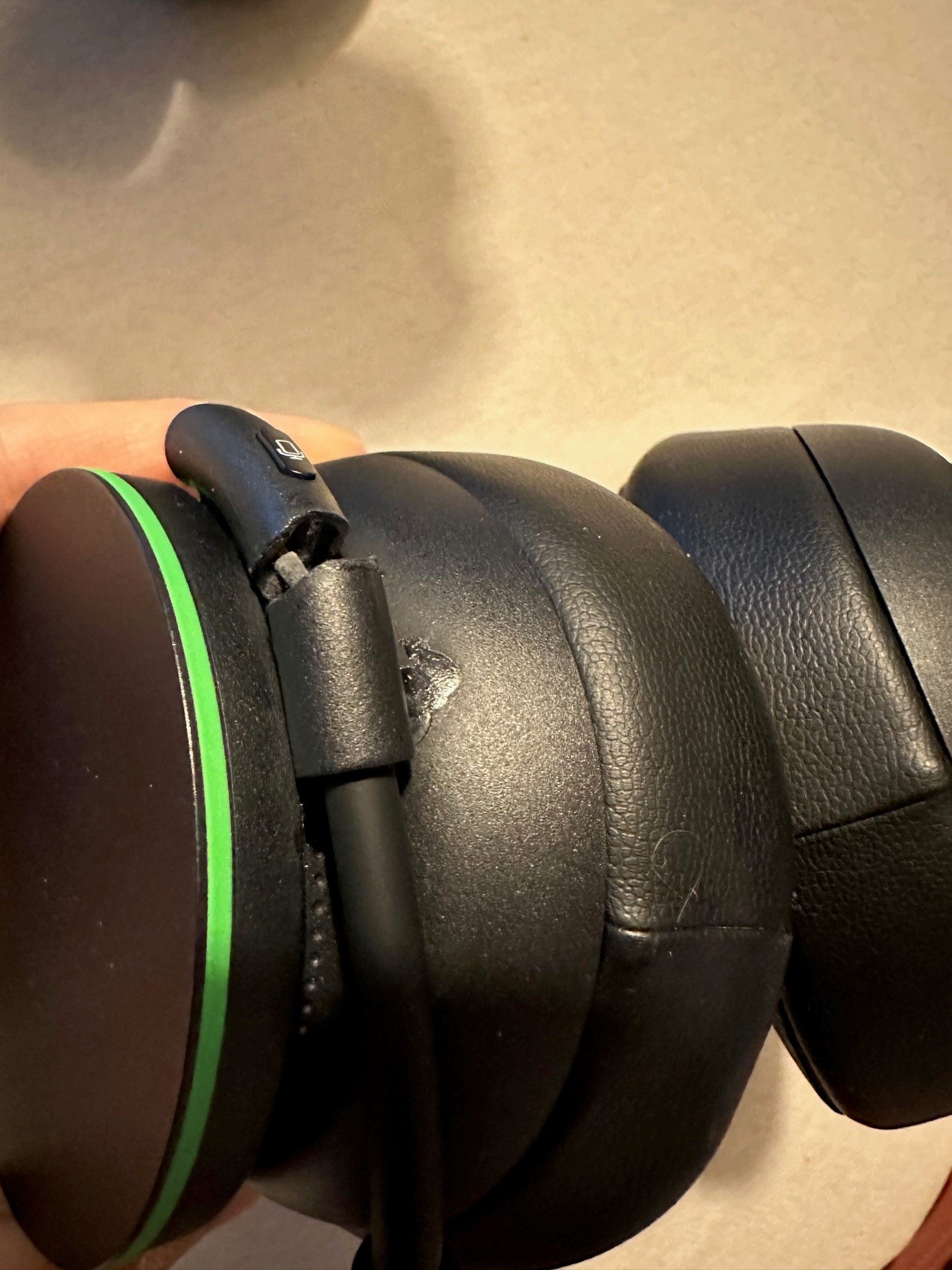 Xbox Wireless Headset Mic Casing Broken without dropping [​IMG]