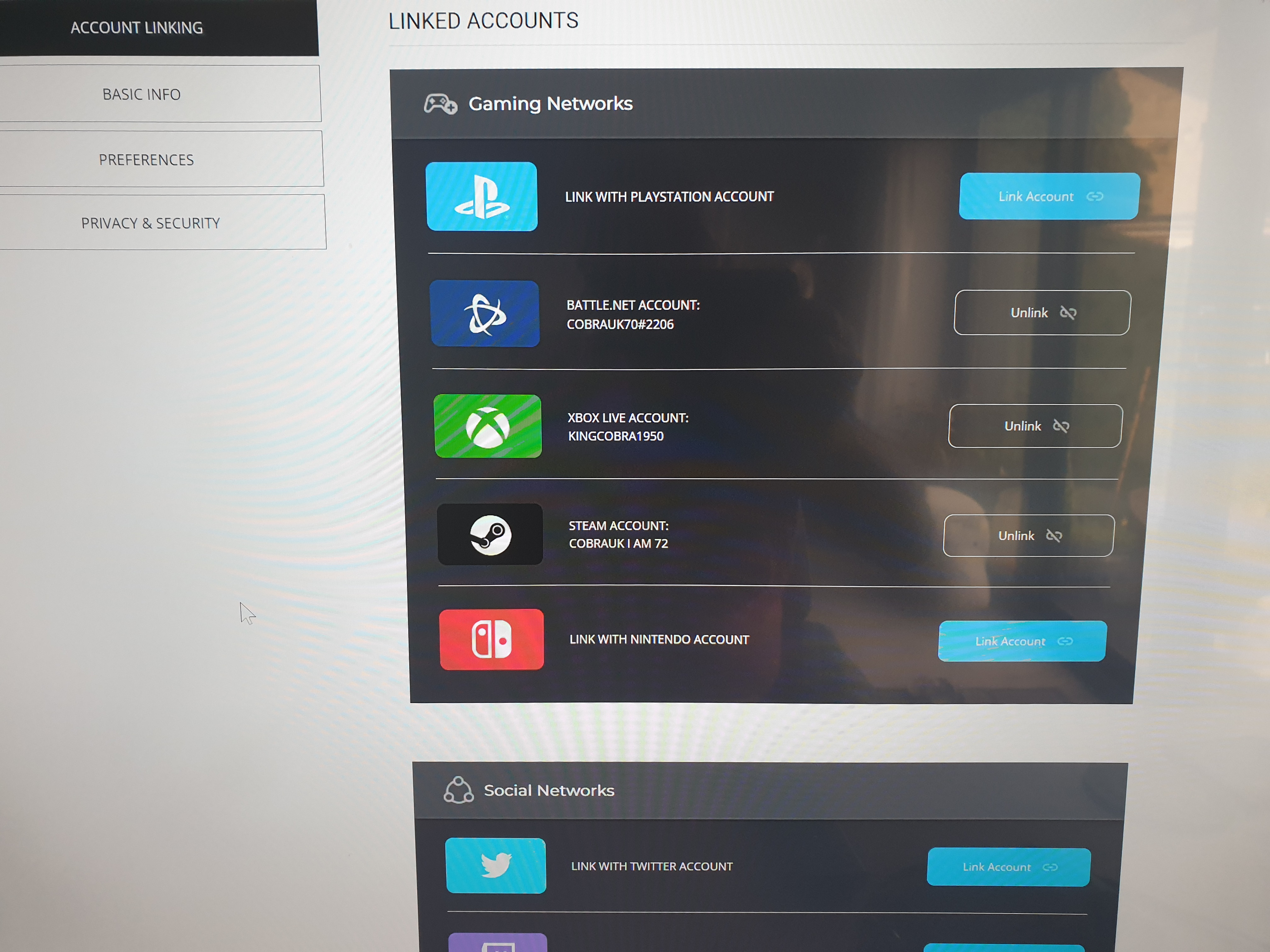 why cant i play on both the xbox and the pc with the same account [​IMG]