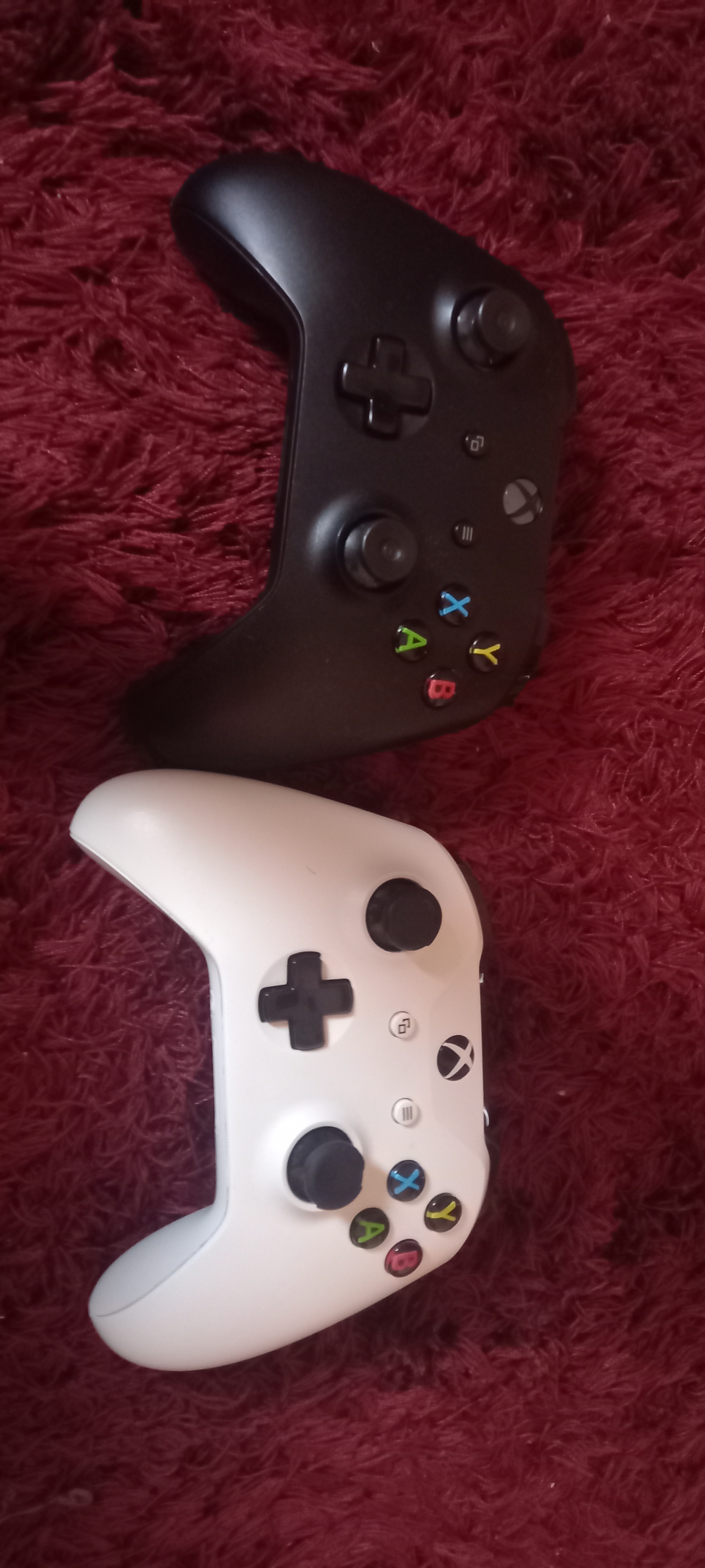 Two of my xbox one controllers won't turn on [​IMG]